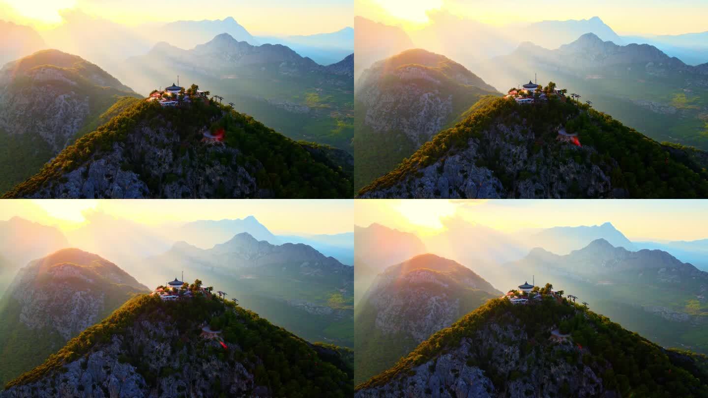 Tunektepe teleeferik的空中4K无人机视频
有线电视站位于山顶上，以山脉为背景。位