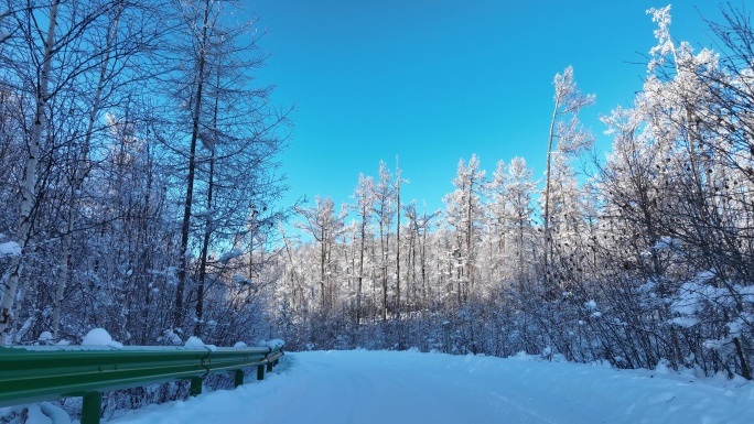 大兴安岭冬天雪景林间道路