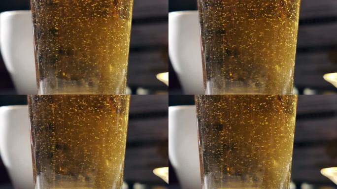 在玻璃杯中冒泡啤酒的超级慢动作捕捉