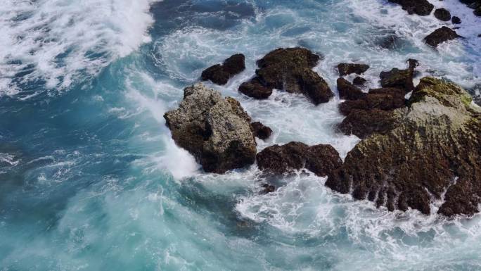 航拍印尼巴厘岛情人崖海浪拍打礁石的慢动作