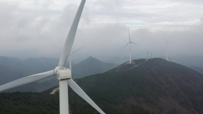 大山里的风力发电机