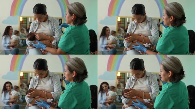 在互助小组学习母乳喂养女儿的成熟妇女
