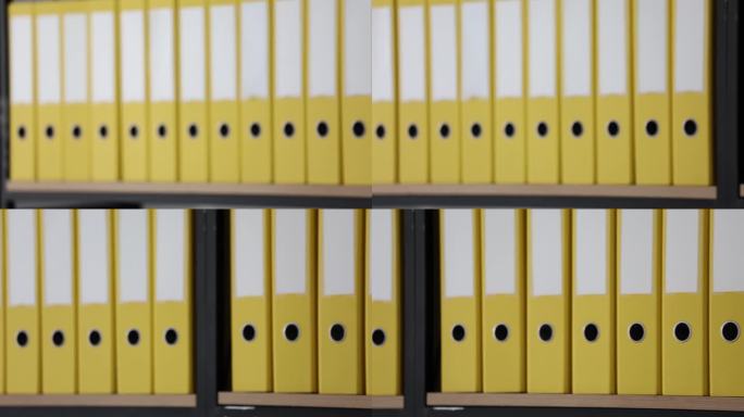 公司档案室的架子上排列着黄色的活页夹