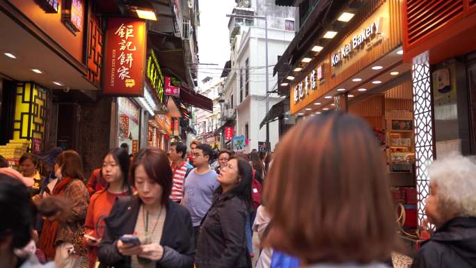 行走在澳门街头行人走路第一视角澳门街道