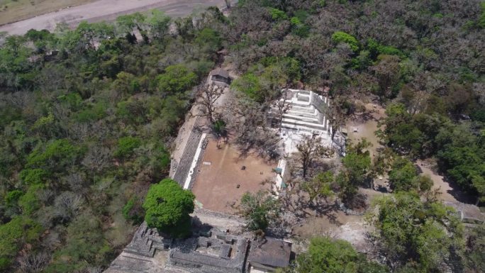 鸟瞰洪都拉斯科潘遗址的东庭和金字塔神庙