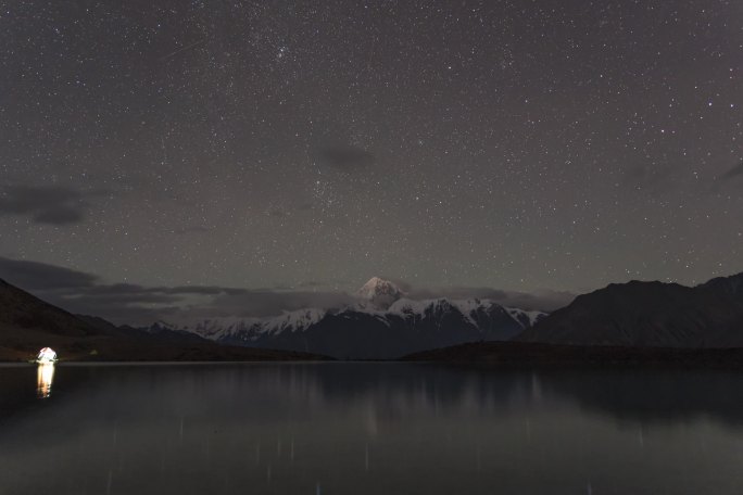 里索海贡嘎雪山日转夜星空延时倒影