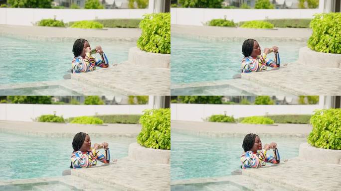 美丽的非洲女孩站在水里，在池塘里愉快地吃西瓜，穿着泳衣晒太阳，在游泳池里戴上帽子和太阳镜。在一个炎热