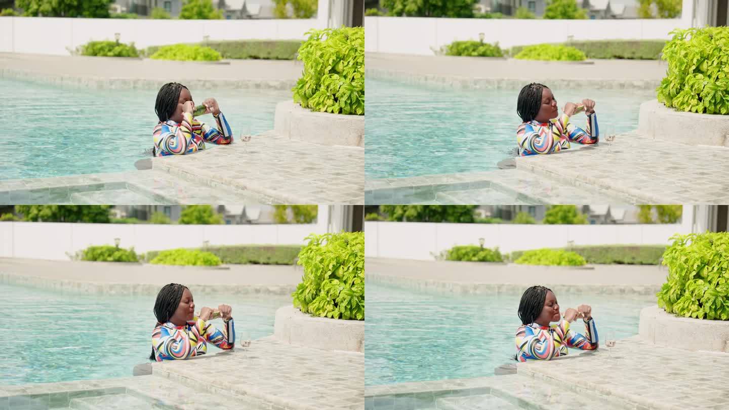 美丽的非洲女孩站在水里，在池塘里愉快地吃西瓜，穿着泳衣晒太阳，在游泳池里戴上帽子和太阳镜。在一个炎热