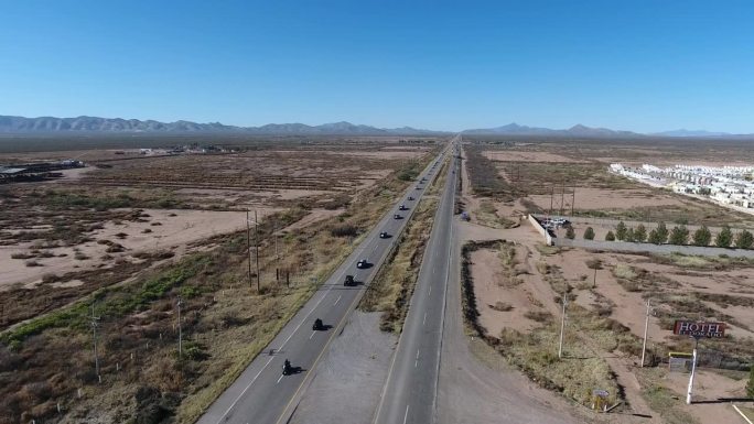 无人机拍摄了沙漠高速公路上的急救车