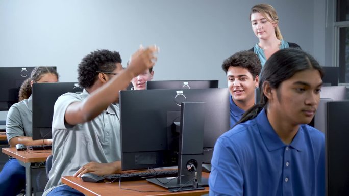 计算机实验室里的高中生和老师