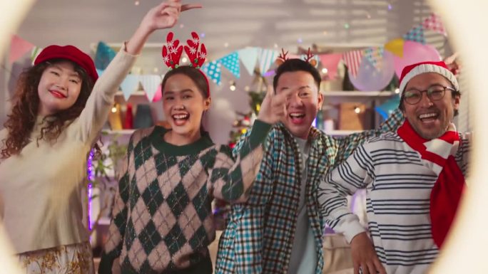节日问候派对庆祝组亚洲朋友自拍搞笑视频一起跳舞病毒视频在他们的社交媒体频道播放有趣的笑声欢快的欢乐活