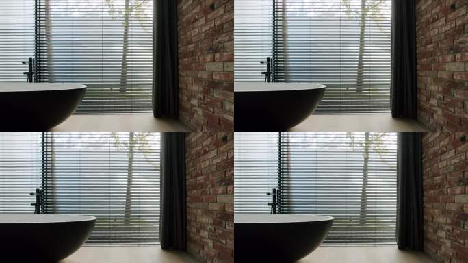 浴室配有现代阁楼内饰，黑色浴缸和全景窗