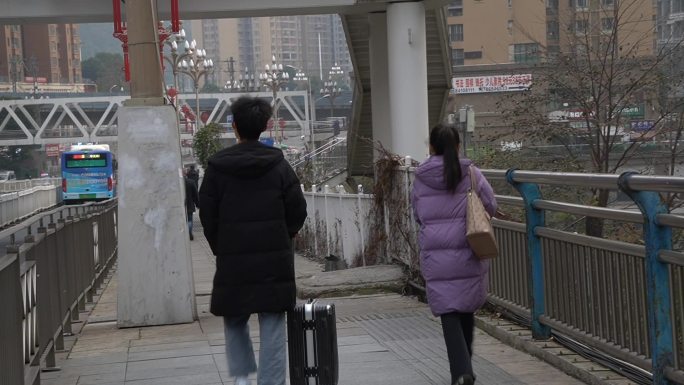 拉着行李箱的两个人