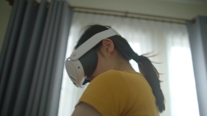 女人玩VR游戏迷失方向室内卧室假期娱乐