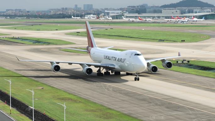 波音747货机滑行