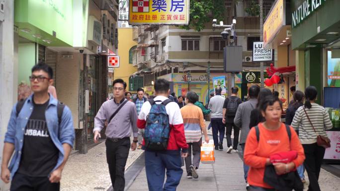 行走在澳门街头行人走路第一视角澳门街道