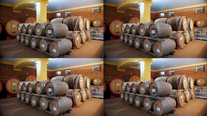 葡萄酒仓库。酒库。酒窖里存放着许多木桶酒。存放酒瓶和酒桶的储藏室。葡萄酒仓库或地窖。
