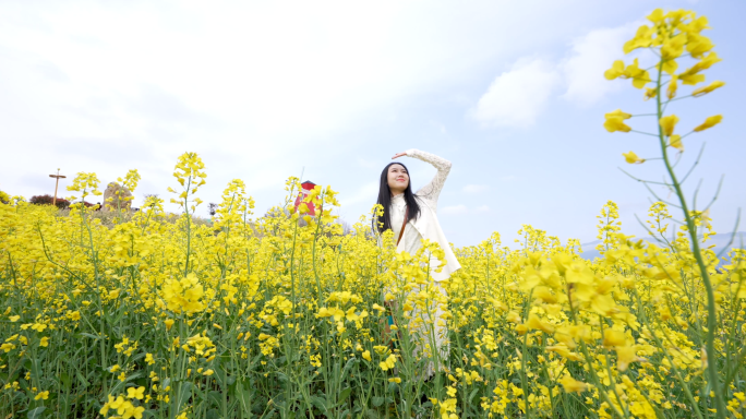 美少女油菜花漫游写生油画