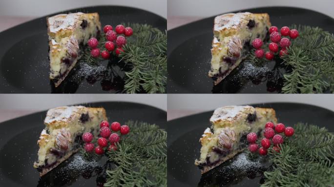 撒上糖粉馅饼与浆果圣诞装饰浆果在一个黑色的盘子上甜点午餐小吃美味美丽的背景空间文字广告餐厅服务
