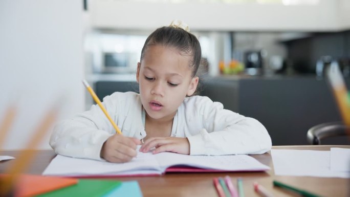 女孩，孩子在家里写作业，学习和笔记本教育在餐桌上。学生，大人和孩子有书，铅笔和项目或家庭学校的知识和