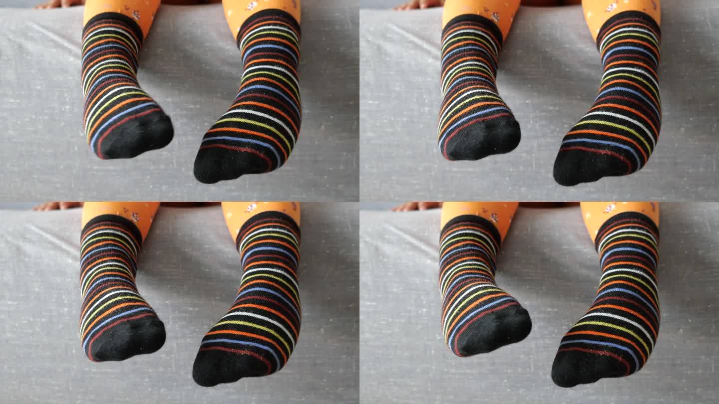 孩子脚上的彩色软袜子。
