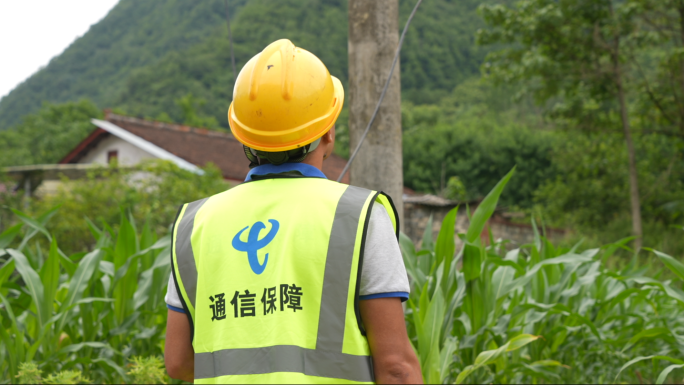 中国电信工人接光缆爬电杆通信抢修