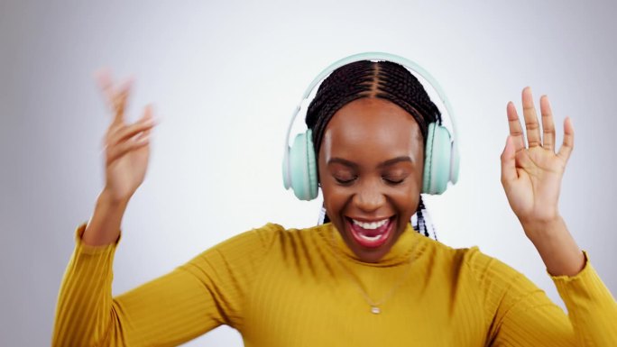 音乐耳机，兴奋和黑人妇女跳舞在工作室孤立的白色背景。收音机，微笑和非洲人走向音频，听声音和听嘻哈，自