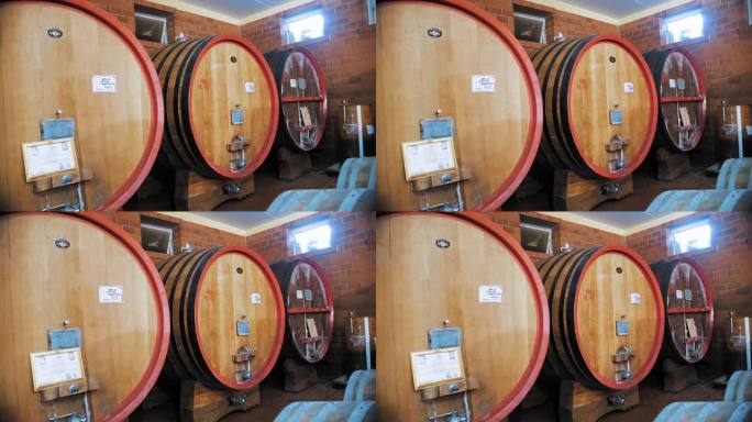 葡萄酒仓库。酒库。酒庄的酒窖里存放着许多大木桶葡萄酒。存放酒瓶和酒桶的储藏室。葡萄酒仓库或地窖。