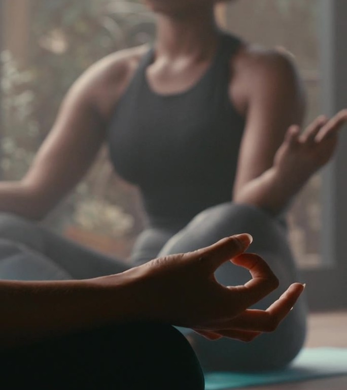 手，莲花和冥想，黑人女性和瑜伽的健康，禅宗和心灵的平静在健身课。健康，正念和呼吸教练，锻炼和愈合，平