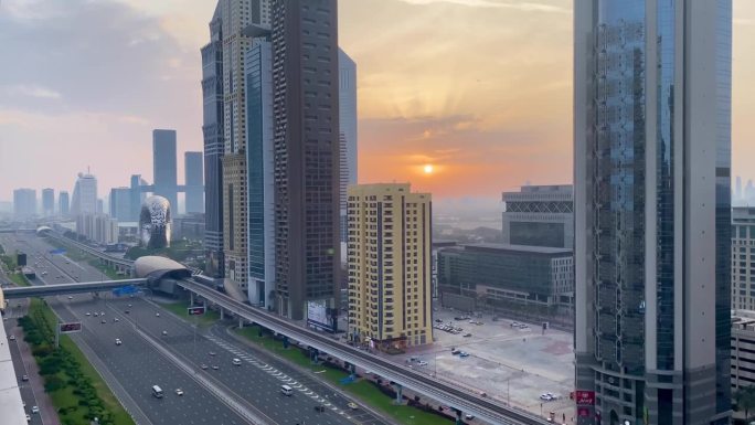 迪拜谢赫扎耶德路上的日出，未来博物馆矗立在觉醒的城市景观中