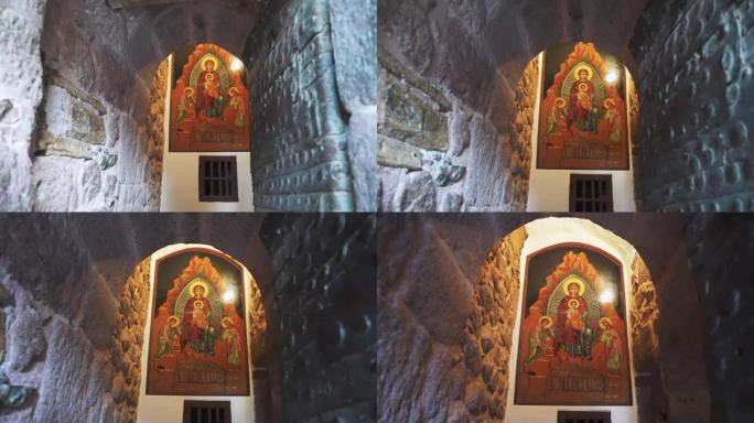 圣凯瑟琳修道院的大门，墙上挂着圣像。西奈山的古代历史宗教场所。游览摩西山