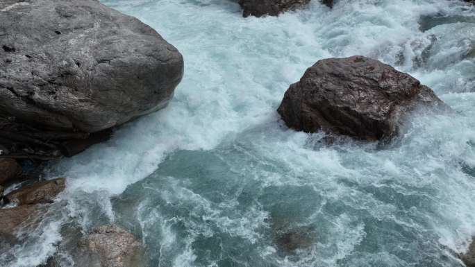 4K航拍，西藏察隅桑曲河在巨石间波涛汹涌