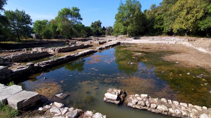 沉没的城市:一座古城的石墙优雅地淹没在布特林特考古遗址的泻湖水域