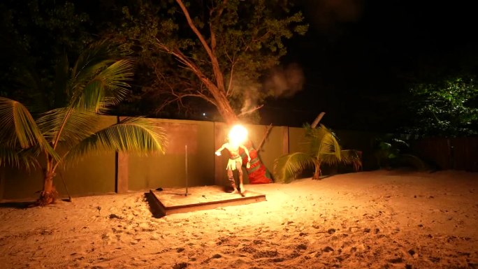 牙买加黑人男表演者正在做火表演、火表演、喷火、火舞和玩火。蒙特哥湾，牙买加