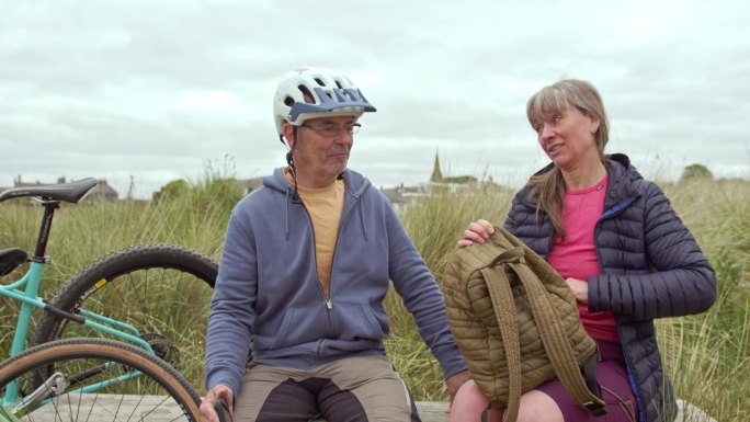 自行车休息的幸福外国夫妻登山运动开心聊天