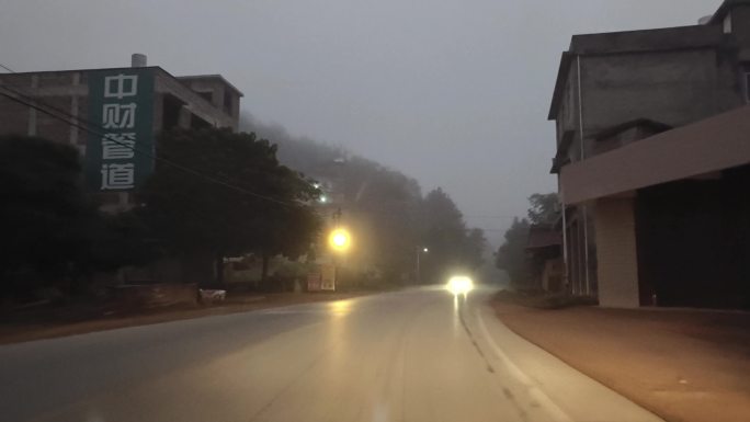 深山路深夜行车 雨雾道路 汽车视角