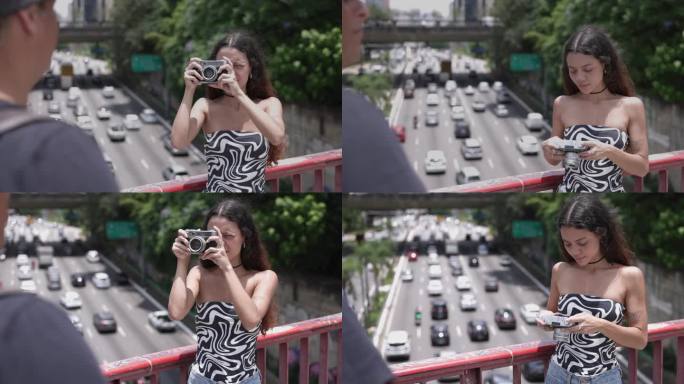 女孩在桥上拍照