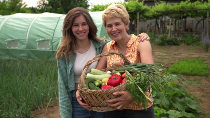 母亲和女儿，还有一篮子蔬菜