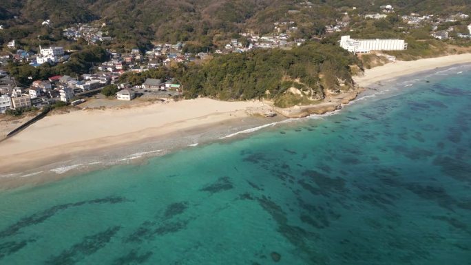 在日本，无人机飞近美丽的绿松石海水的海滩