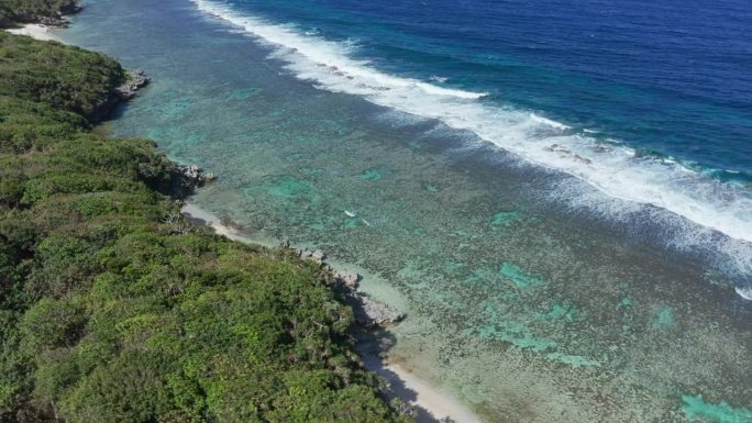 无人机拍摄的受保护的珊瑚礁之间的南太平洋海浪和热带岛屿汤加，波利尼西亚