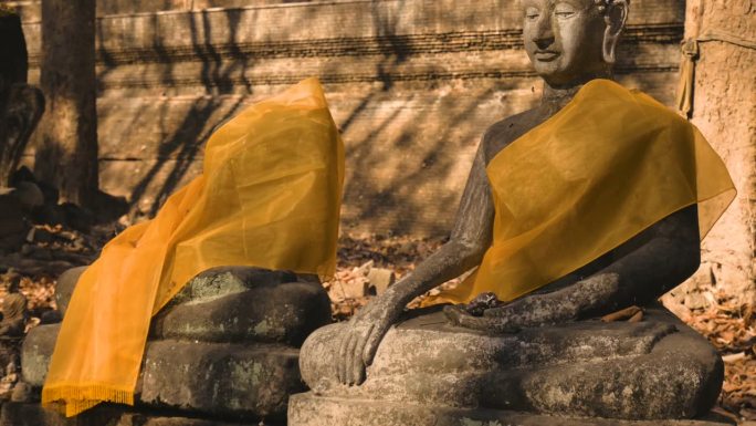 安详安详的老拜佛像头像被照亮。清迈历史庙的佛像。泰国清迈省，亚洲