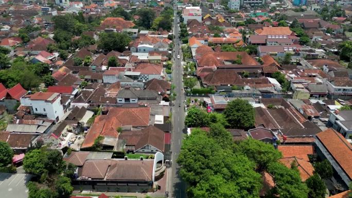 爪哇岛日惹市郊区的长大街拥挤不堪。空中