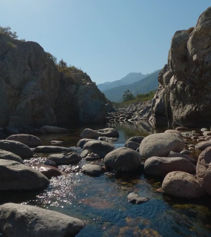 垂直拍摄的淡水河流在法哥河，法哥谷在科西嘉岛，法国，欧洲。