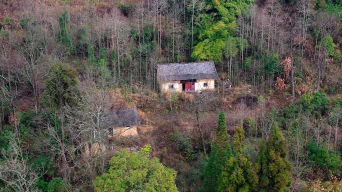 山里独户废弃的老房子