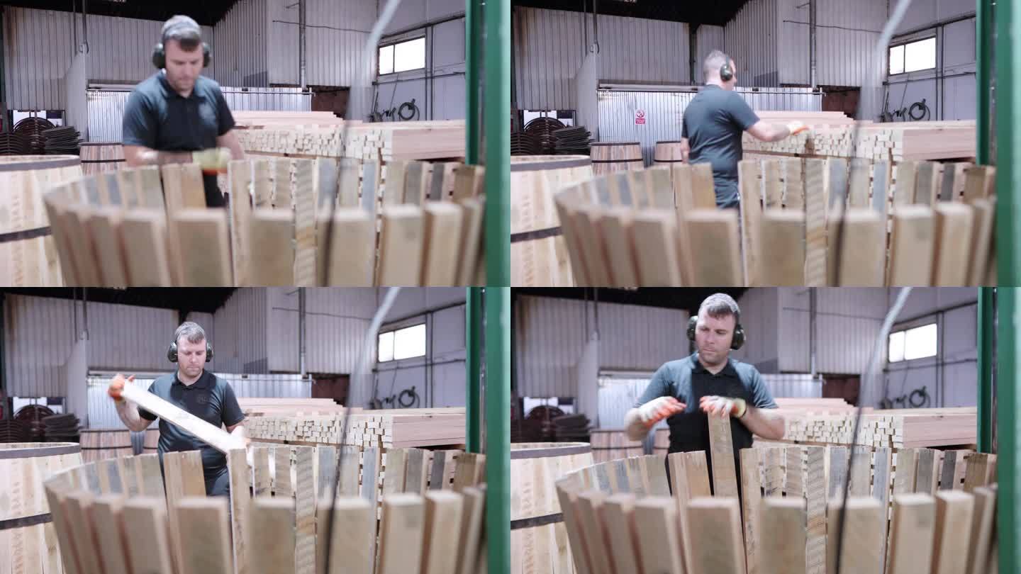 视频4k Prores HQ。在雪利酒窖里，主酿酒师开始制作酒桶，调整酒桶的横条