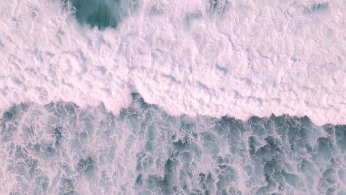 海浪与破潮蓝水的海景鸟瞰图。打破太平洋风和黑暗戏剧性风暴的寒冷野性。海上自由与极限世界的抽象概念