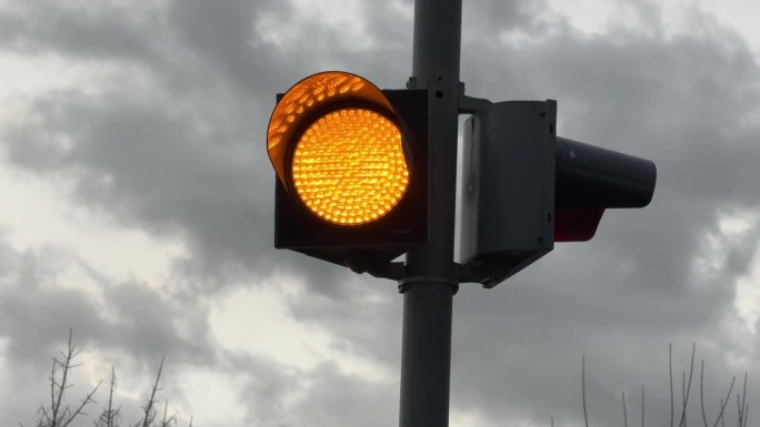 黄色警示灯在交通中闪烁
