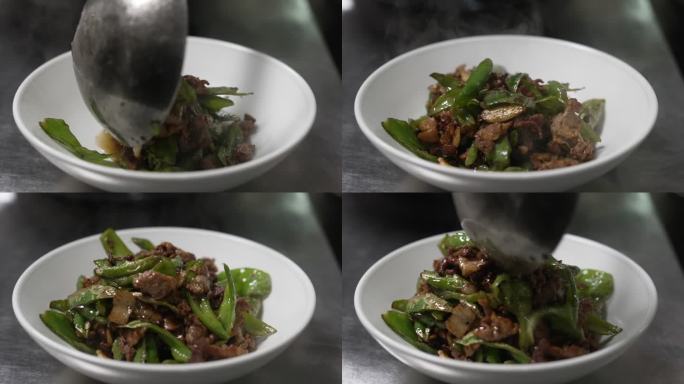 辣椒炒肉放进碗中