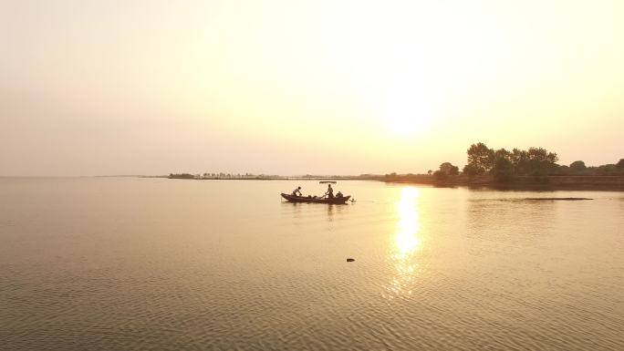 鄱阳湖上划船的渔民