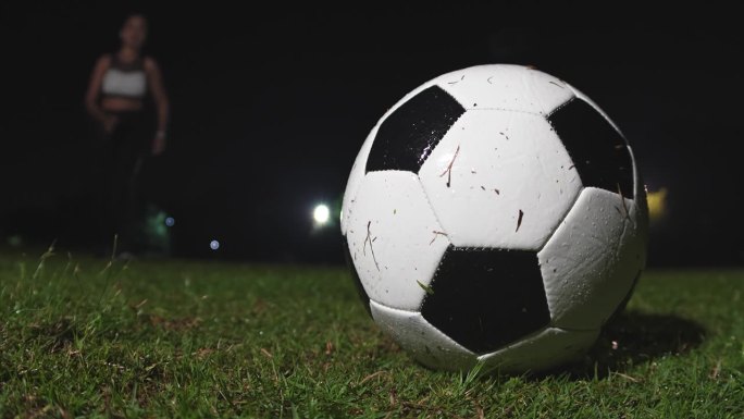 晚上踢足球的女人操场草坪踢足球晚上活动健